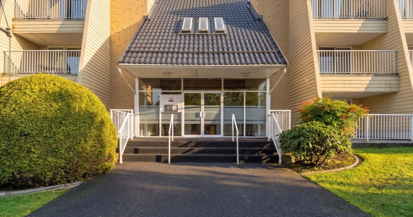 Kellycourt 108 5544 16th Ave1